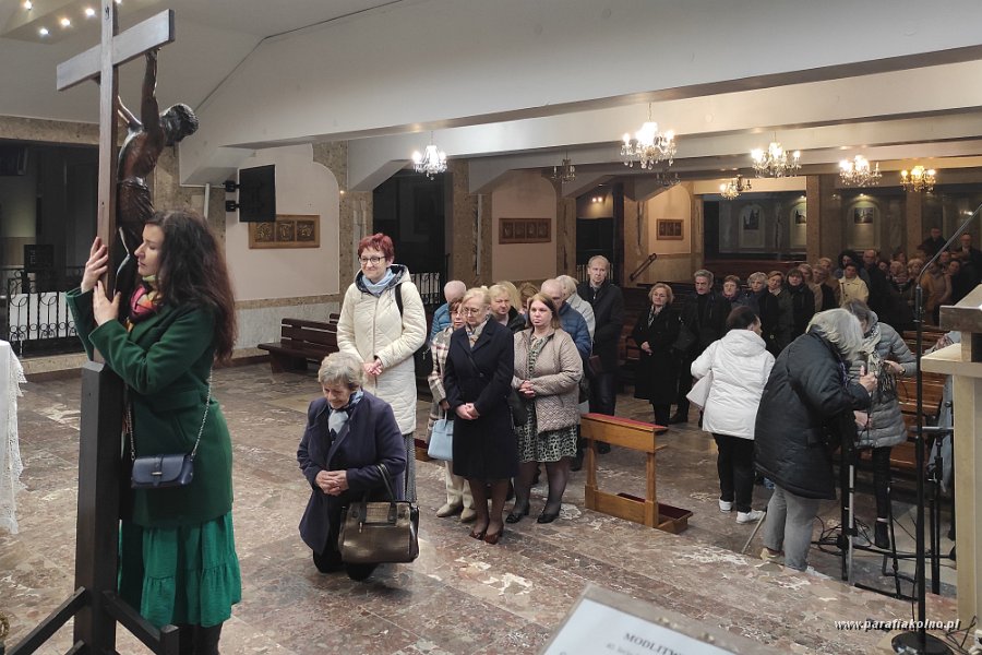 50 Adoracja krzyża.jpg
